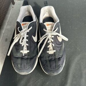 Nike Men's Black and White Lace-Up Sneakers